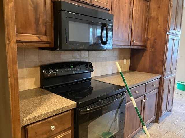 8505 Vail Dr - Photo 3 of 10