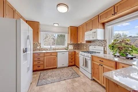 735 Howard St - Photo 2 of 8