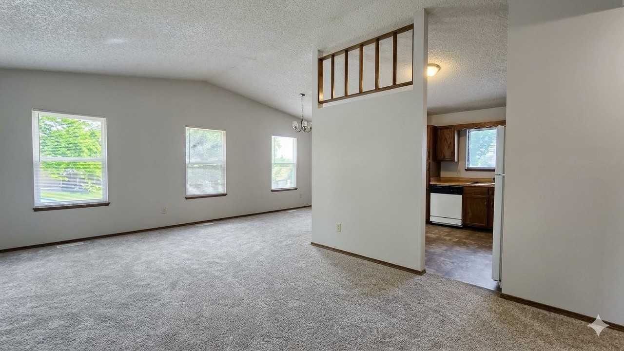 5060 Horseshoe Bend St - Photo 3 of 20