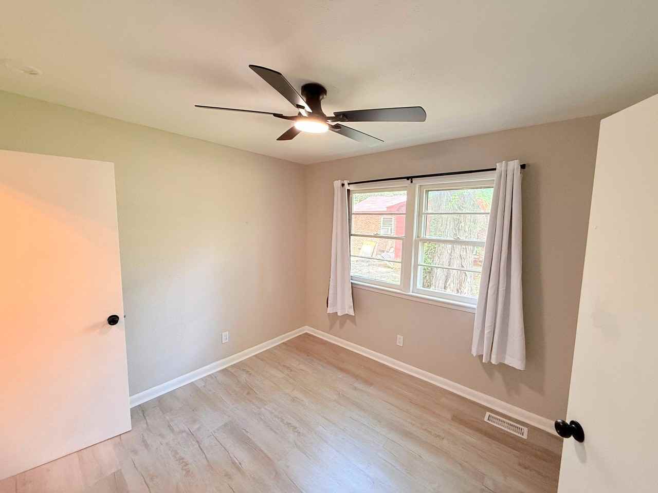 1101 Fontana St - Photo 5 of 18