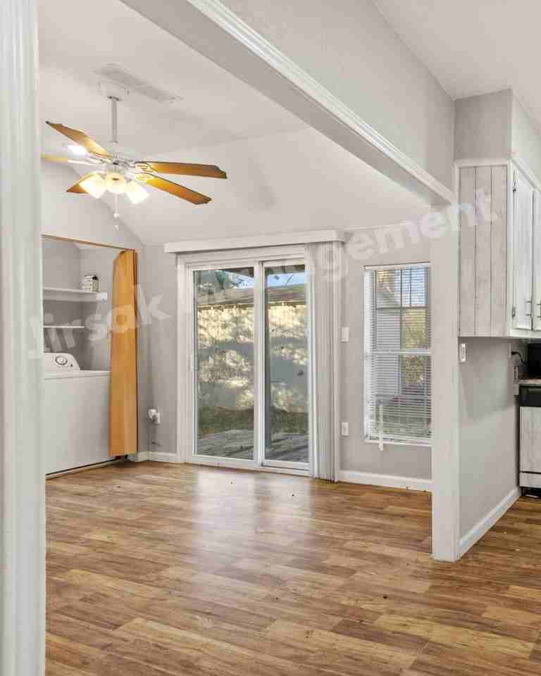 202 S Dunbar Ln - Photo 2 of 12