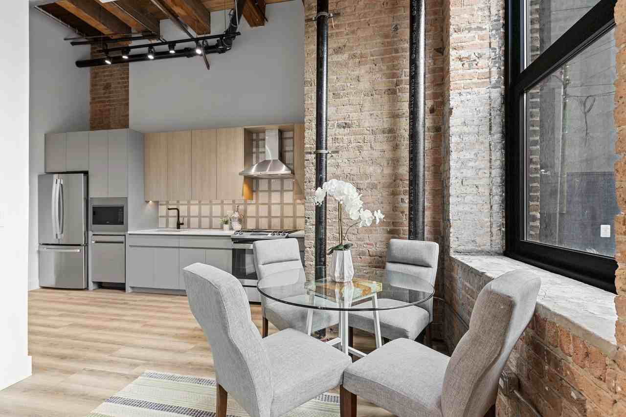 143 W Ohio St - Photo 5 of 13
