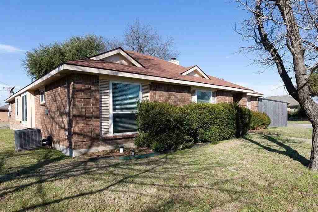 2321 Shadyoaks Ln - Photo 2 of 20