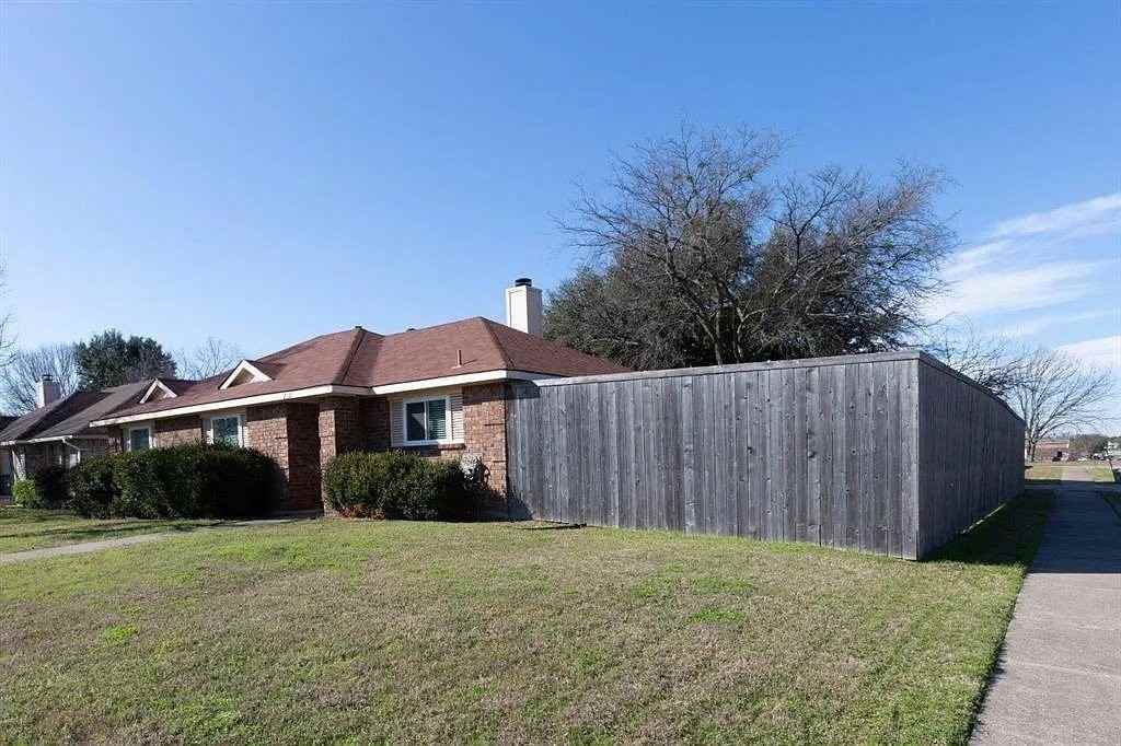 2321 Shadyoaks Ln - Photo 3 of 20