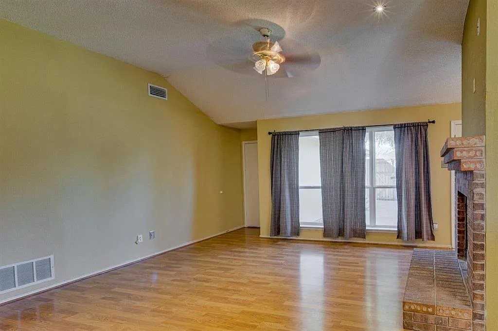 2321 Shadyoaks Ln - Photo 4 of 20