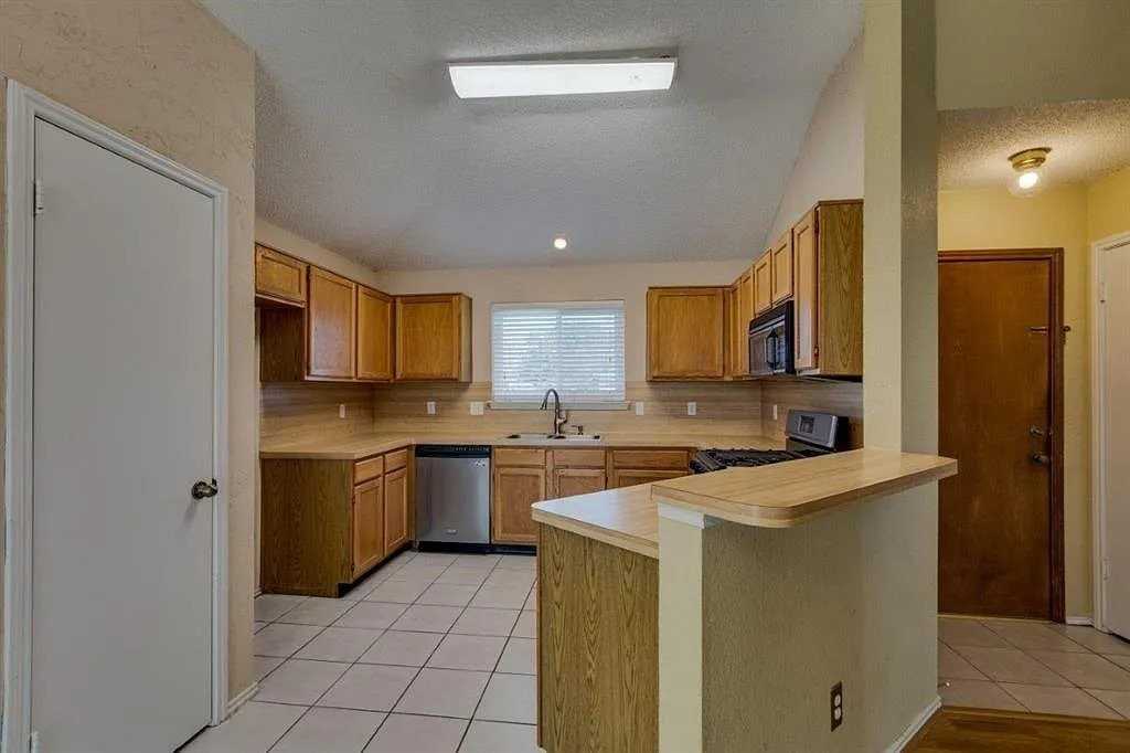 2321 Shadyoaks Ln - Photo 6 of 20