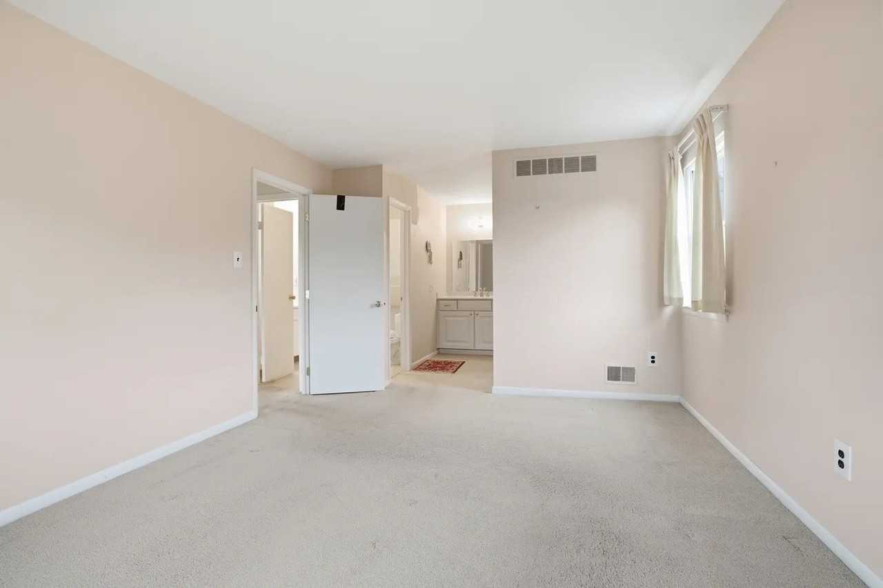 7420 S 40th Ln - Photo 4 of 9