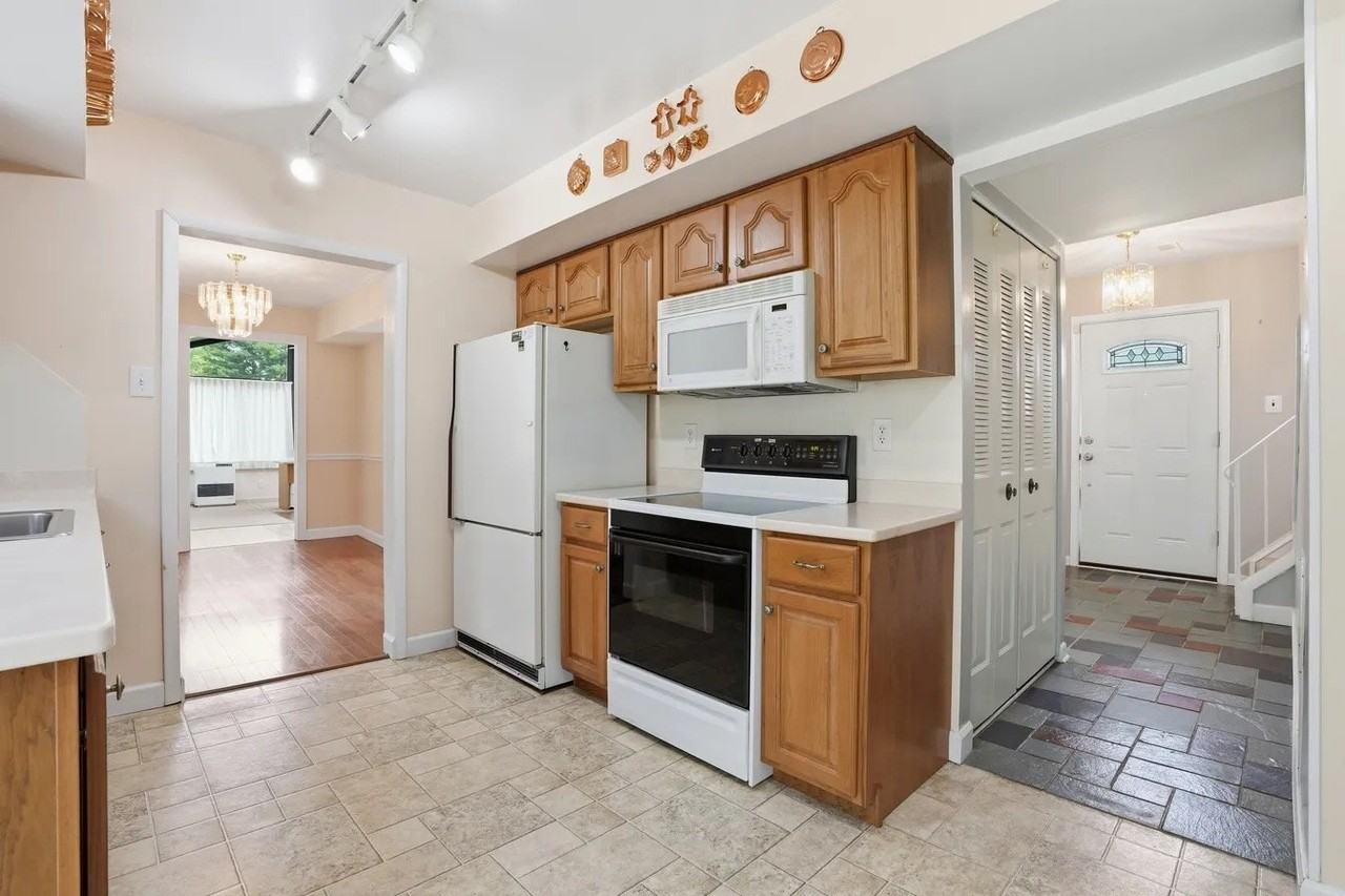 7420 S 40th Ln - Photo 6 of 9