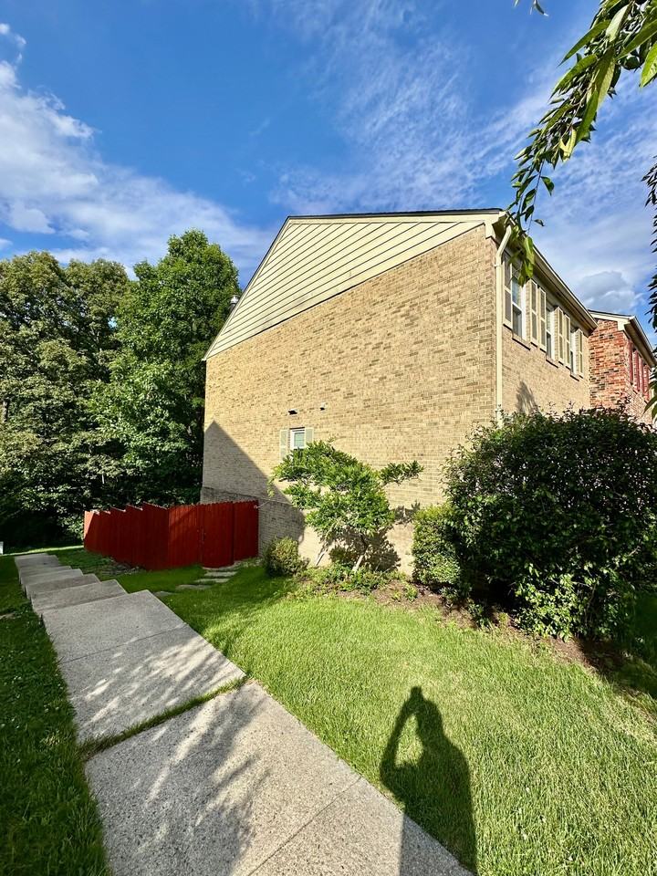 3070 Tecumseh Ct - Photo 2 of 22