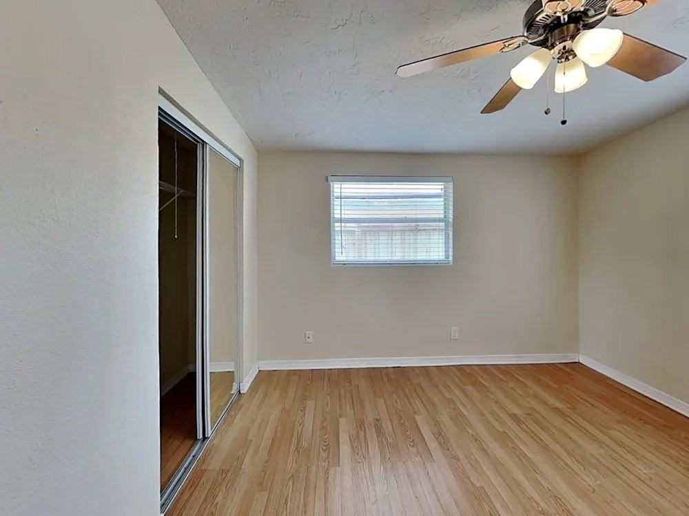15147 Harding Ave - Photo 3 of 5
