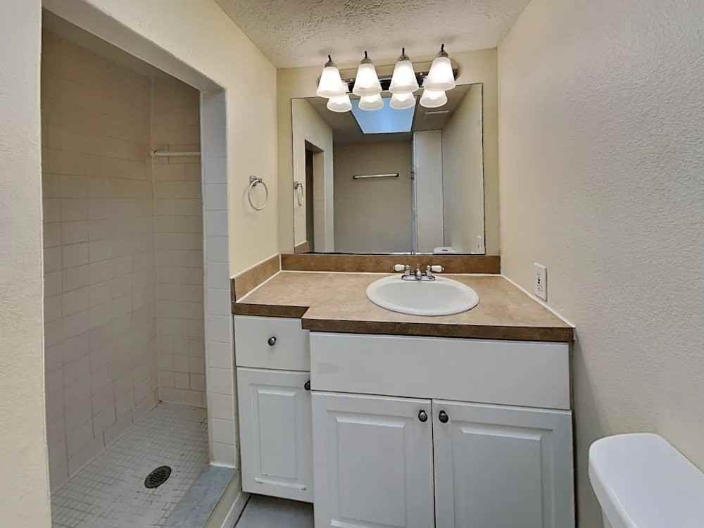 15147 Harding Ave - Photo 4 of 5