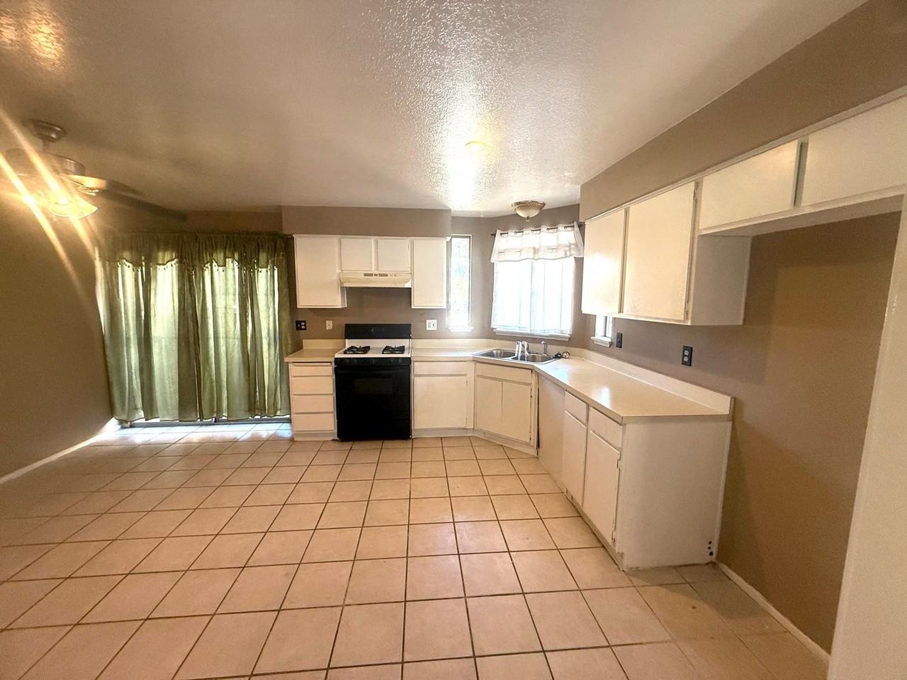 495 W 13th St - Photo 2 of 8