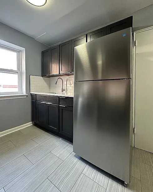 138 E 7th St #7 - Photo 3 of 14