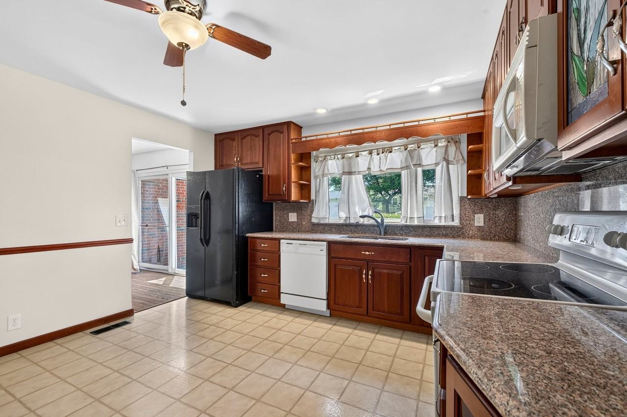 3145 Matlock Dr - Photo 3 of 20