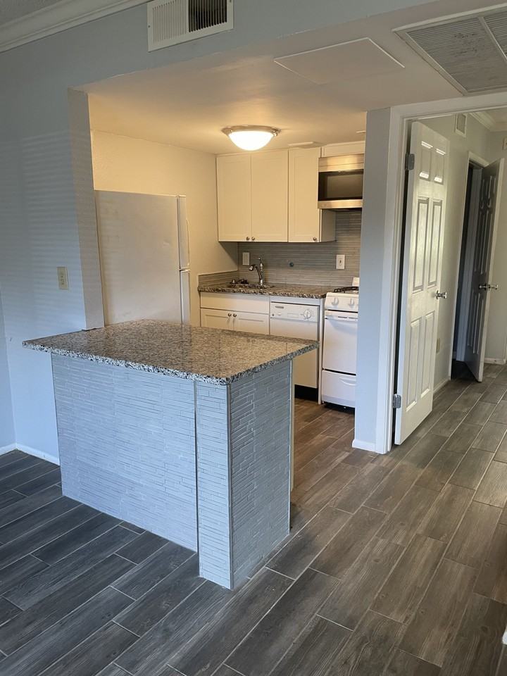 145 Oyster Bay Cir #150 - Photo 3 of 9