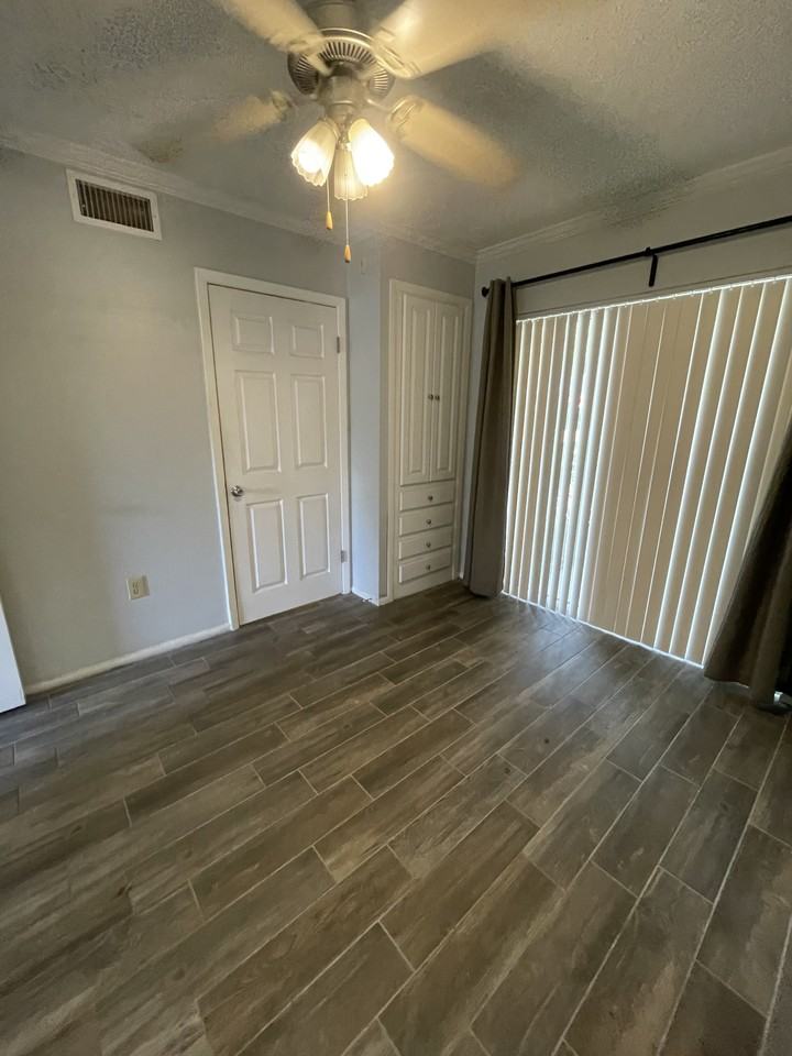 145 Oyster Bay Cir #150 - Photo 5 of 9