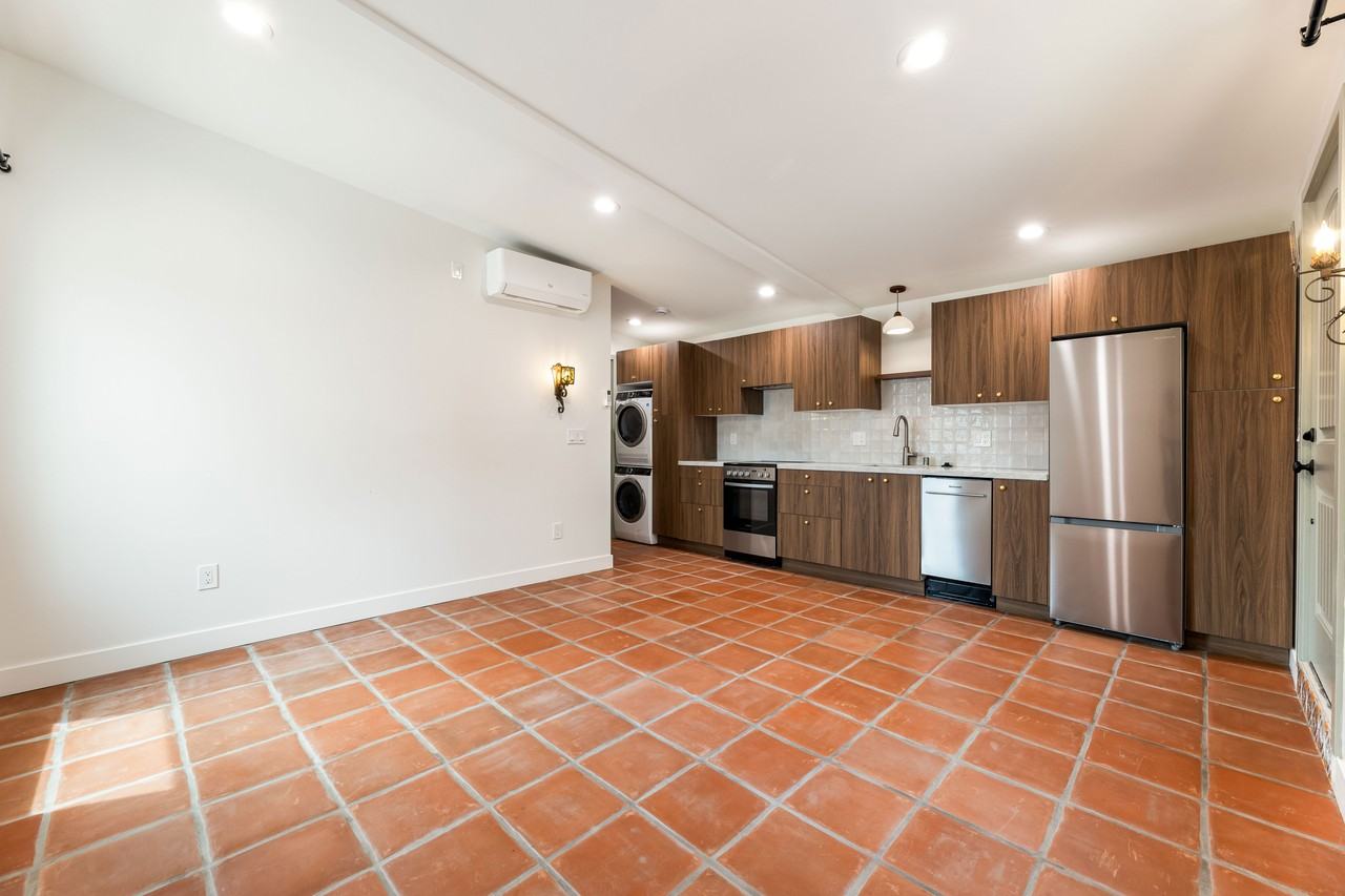 533 E Windsor Rd #A - Photo 3 of 10