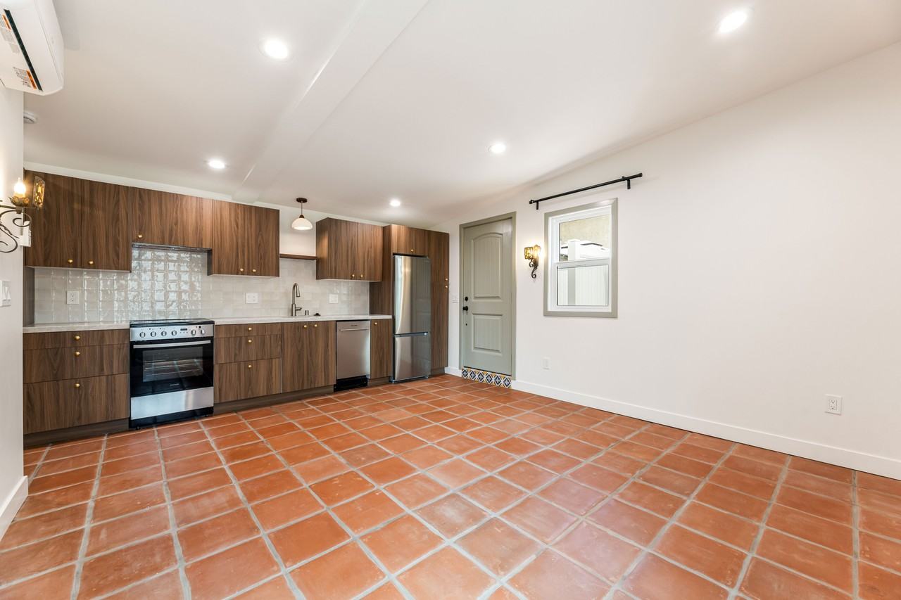 533 E Windsor Rd #A - Photo 4 of 10