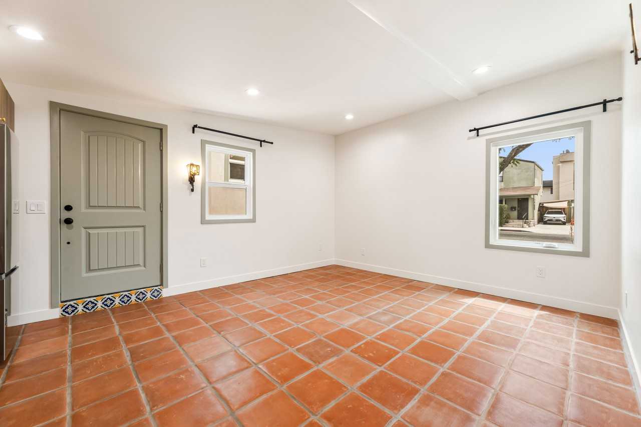 533 E Windsor Rd #A - Photo 5 of 10