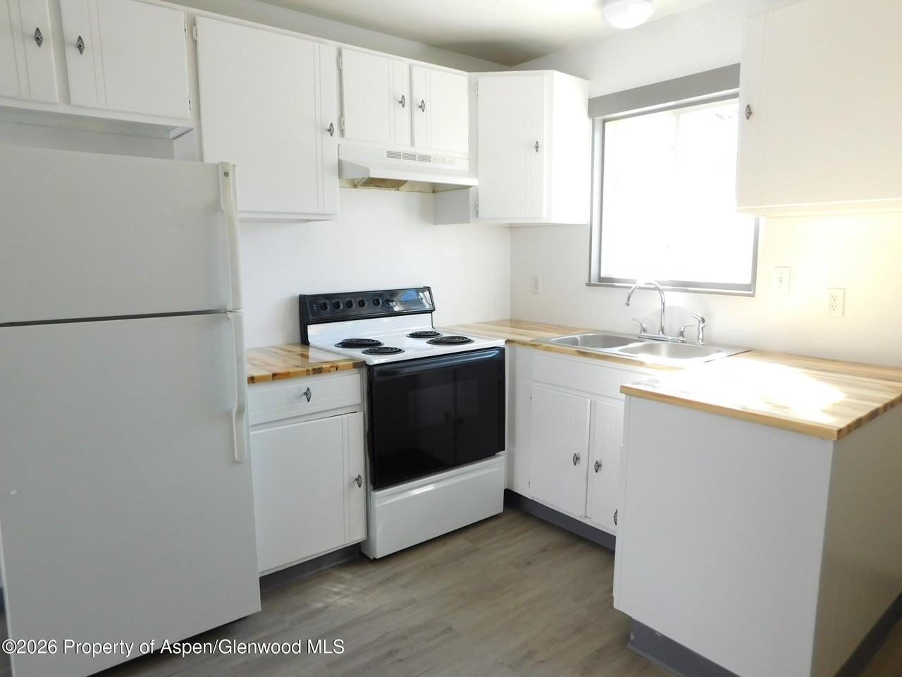 747 Barclay St - Photo 2 of 18