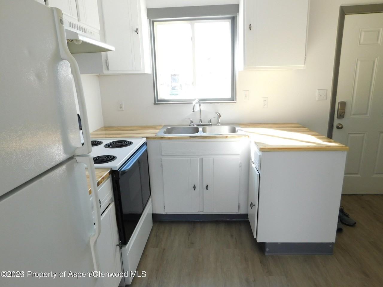 747 Barclay St - Photo 3 of 18