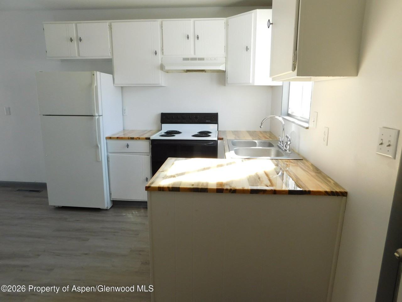 747 Barclay St - Photo 4 of 18