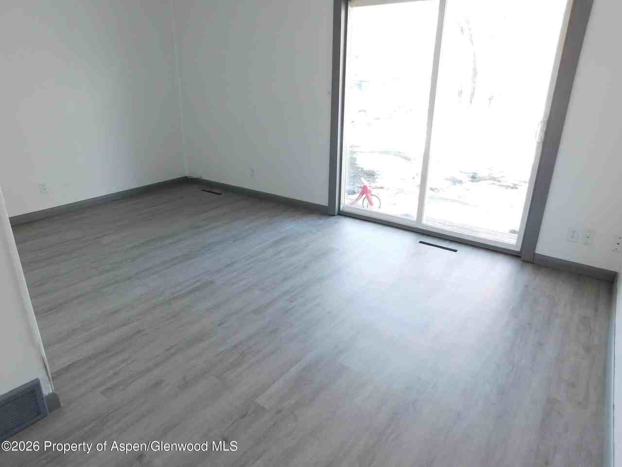 747 Barclay St - Photo 7 of 18