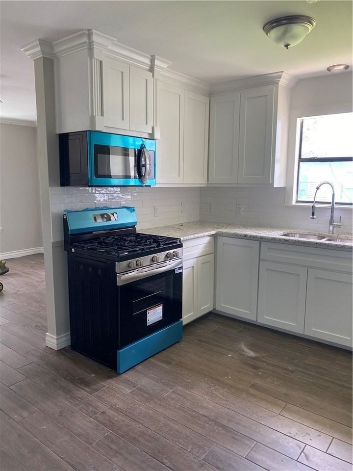 721 Elesa St - Photo 2 of 4