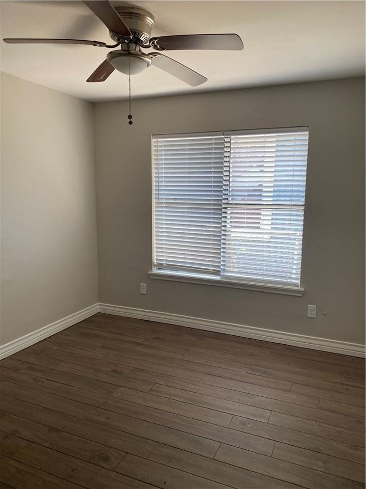 721 Elesa St - Photo 3 of 4