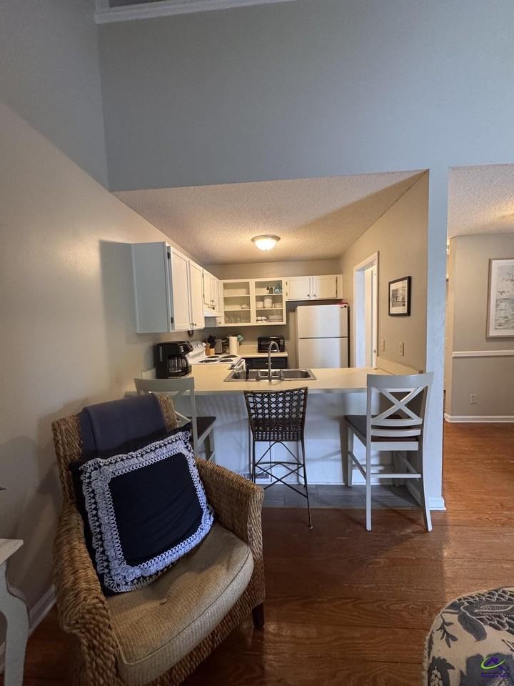 641 College St - Photo 4 of 31