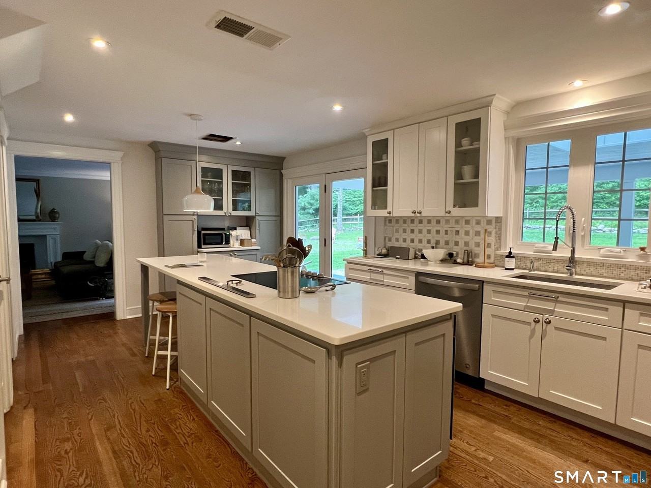 85 Thayer Dr - Photo 4 of 33