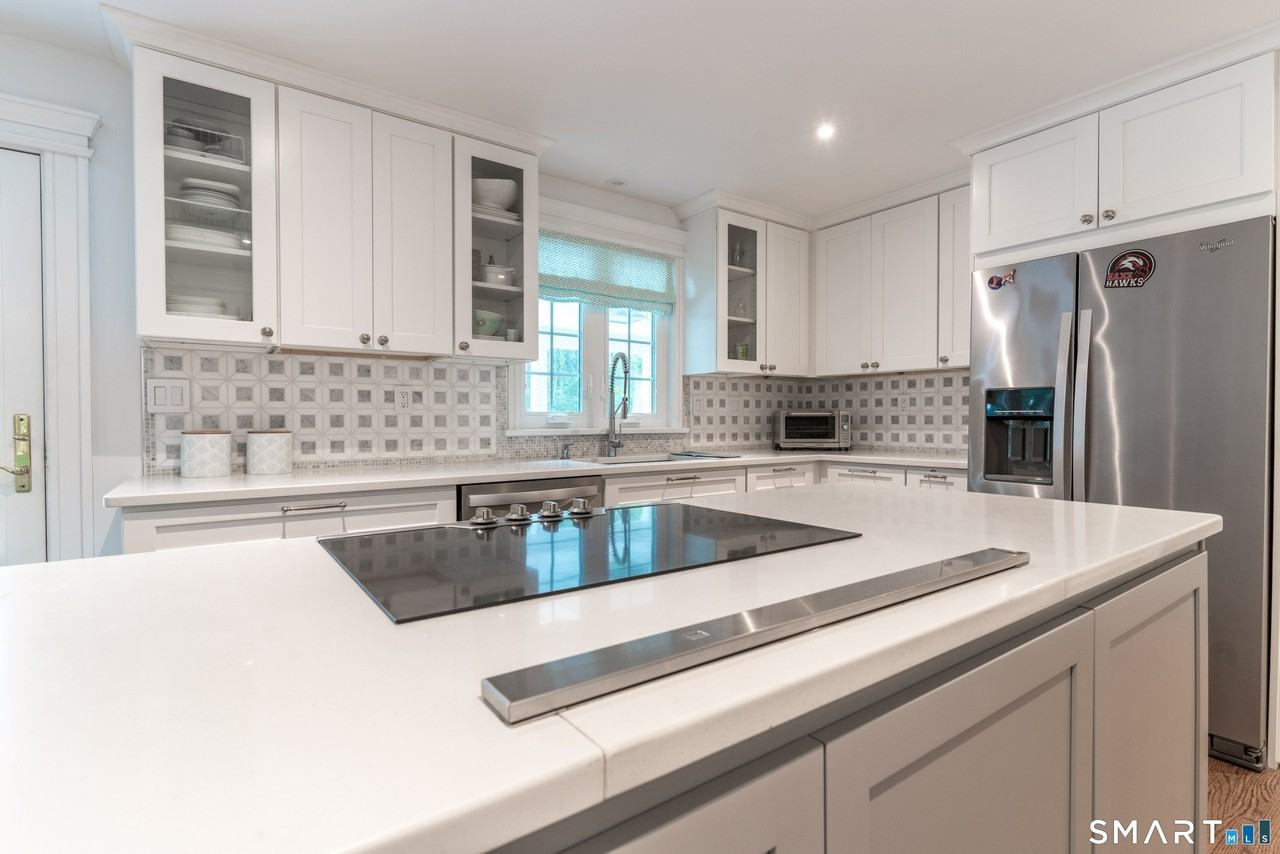 85 Thayer Dr - Photo 5 of 33