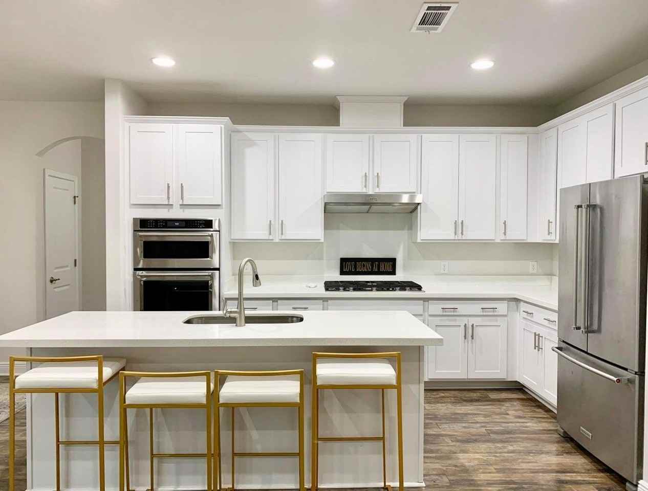 305 Brighton Cv - Photo 4 of 18