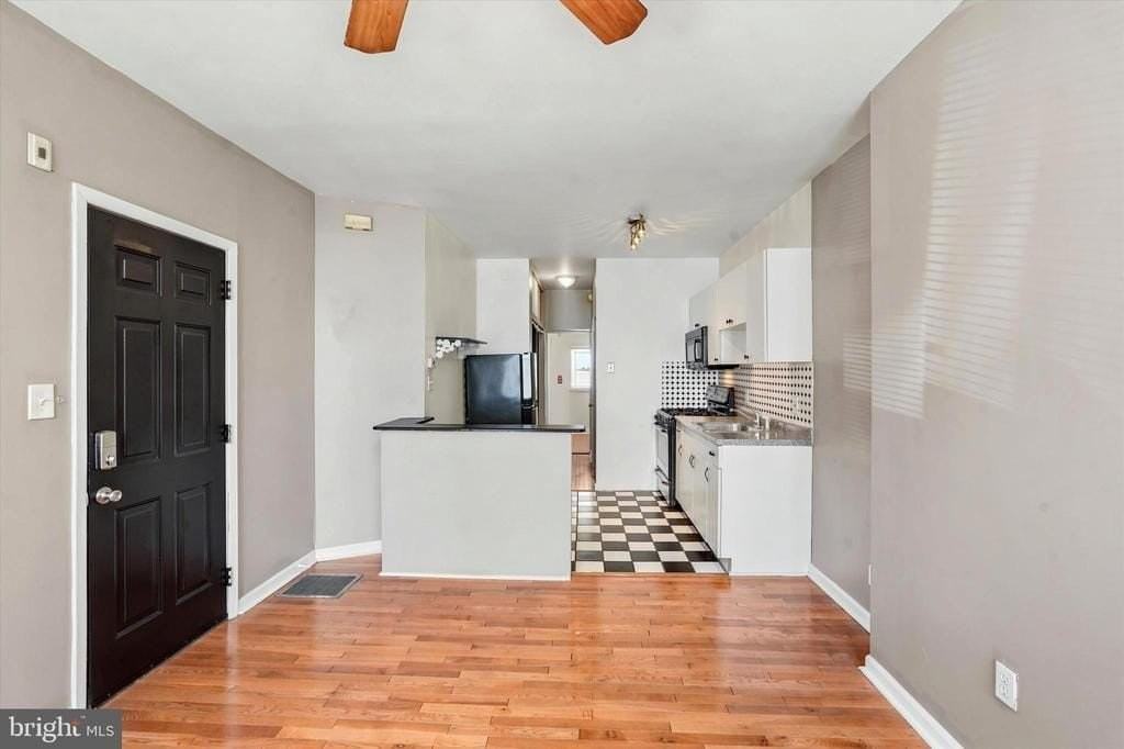 1818 Catharine St #1F - Photo 6 of 15
