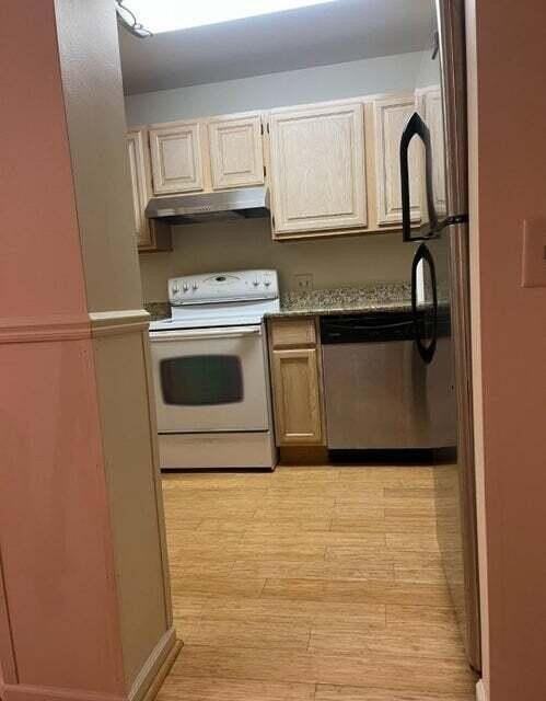 2233 S Huron Pkwy #2 - Photo 4 of 20