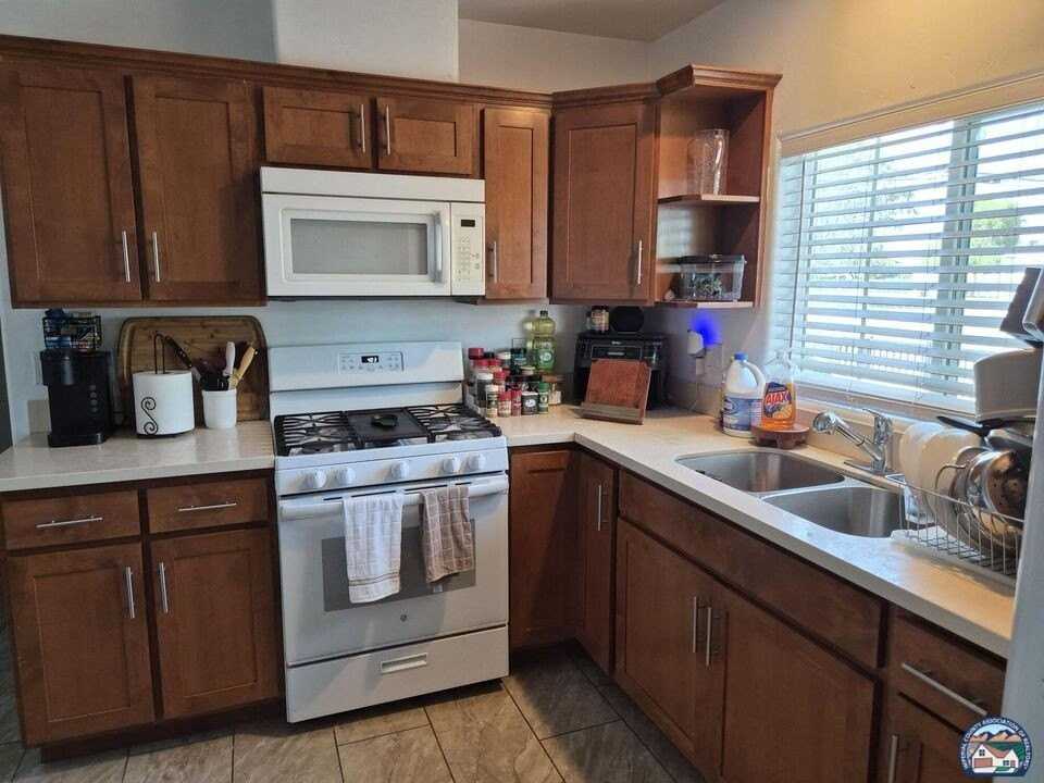 321 N 2nd St - Photo 3 of 11
