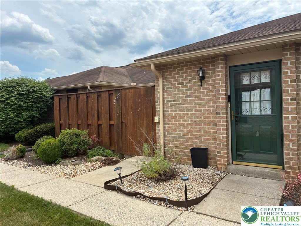 2765 Rolling Green Pl - Photo 2 of 23