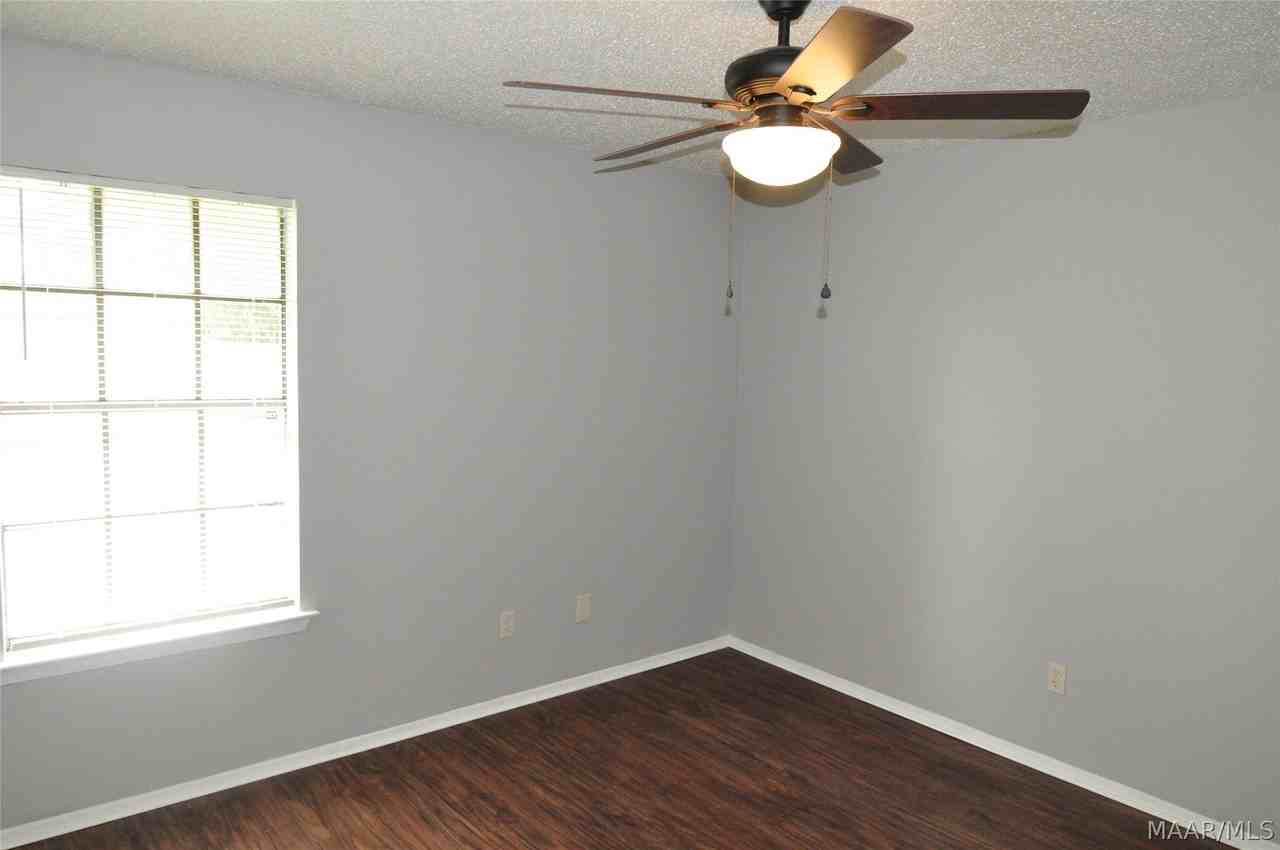 220 Joyce St - Photo 2 of 11