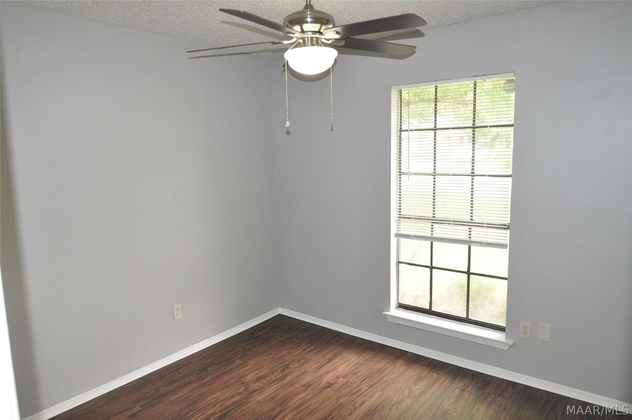 220 Joyce St - Photo 3 of 11