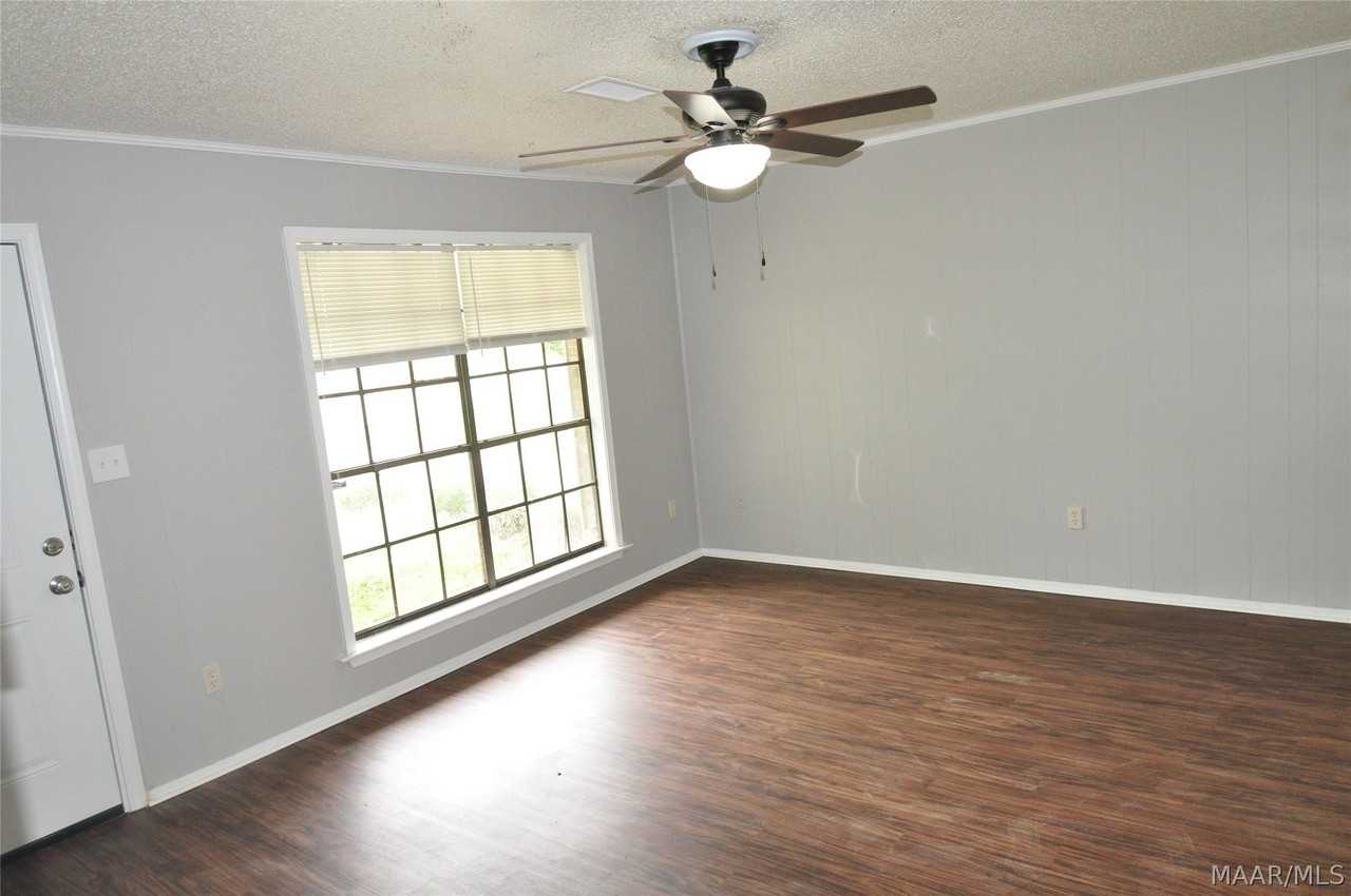 220 Joyce St - Photo 4 of 11