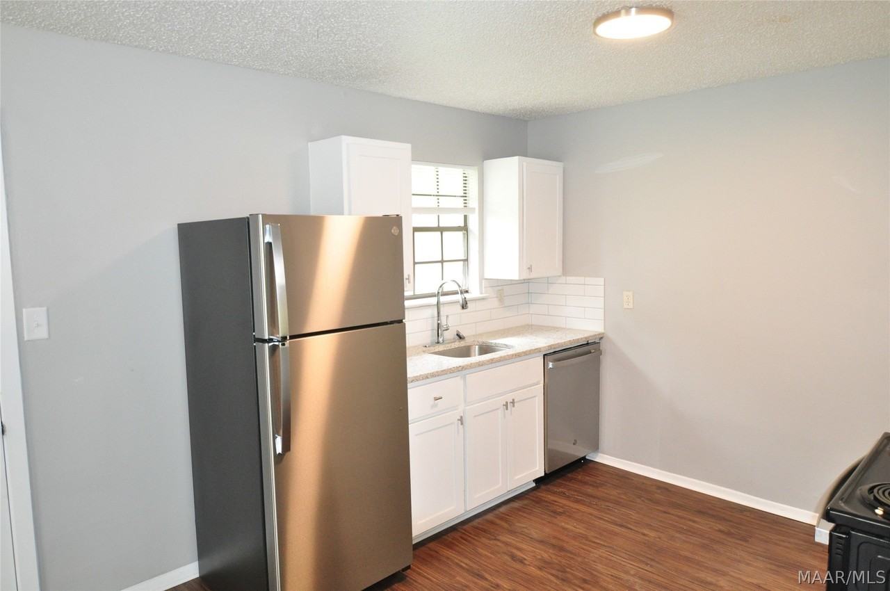 220 Joyce St - Photo 7 of 11