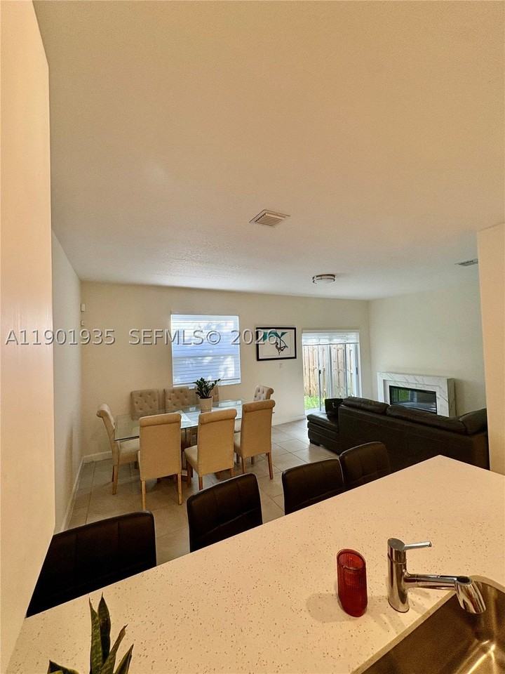 1020 Se 26th Ter - Photo 2 of 50