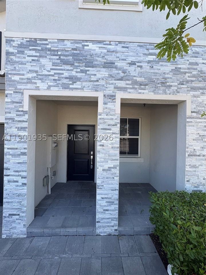 1020 Se 26th Ter - Photo 3 of 50