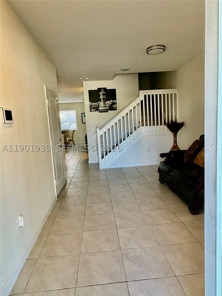 1020 Se 26th Ter - Photo 4 of 50