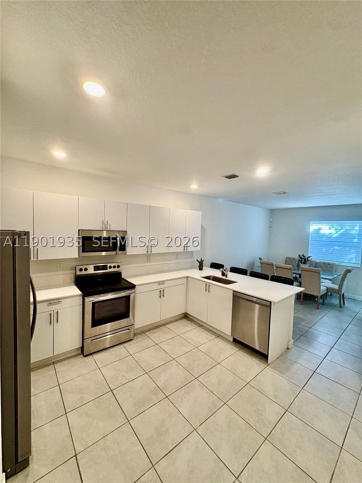 1020 Se 26th Ter - Photo 5 of 50