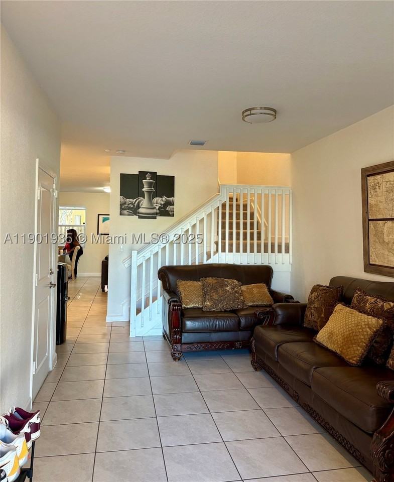 1020 Se 26th Ter - Photo 6 of 50