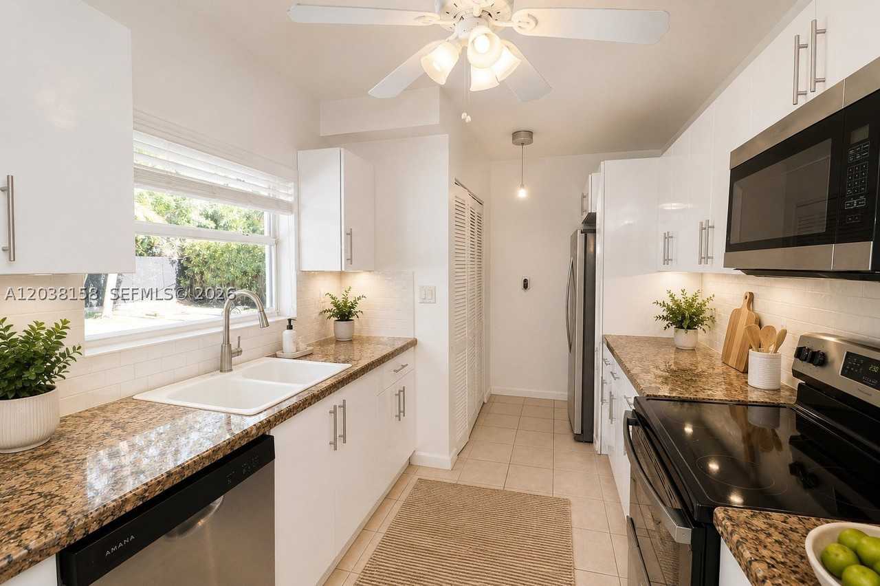 8025 Sw 62nd Pl #0 - Photo 6 of 16