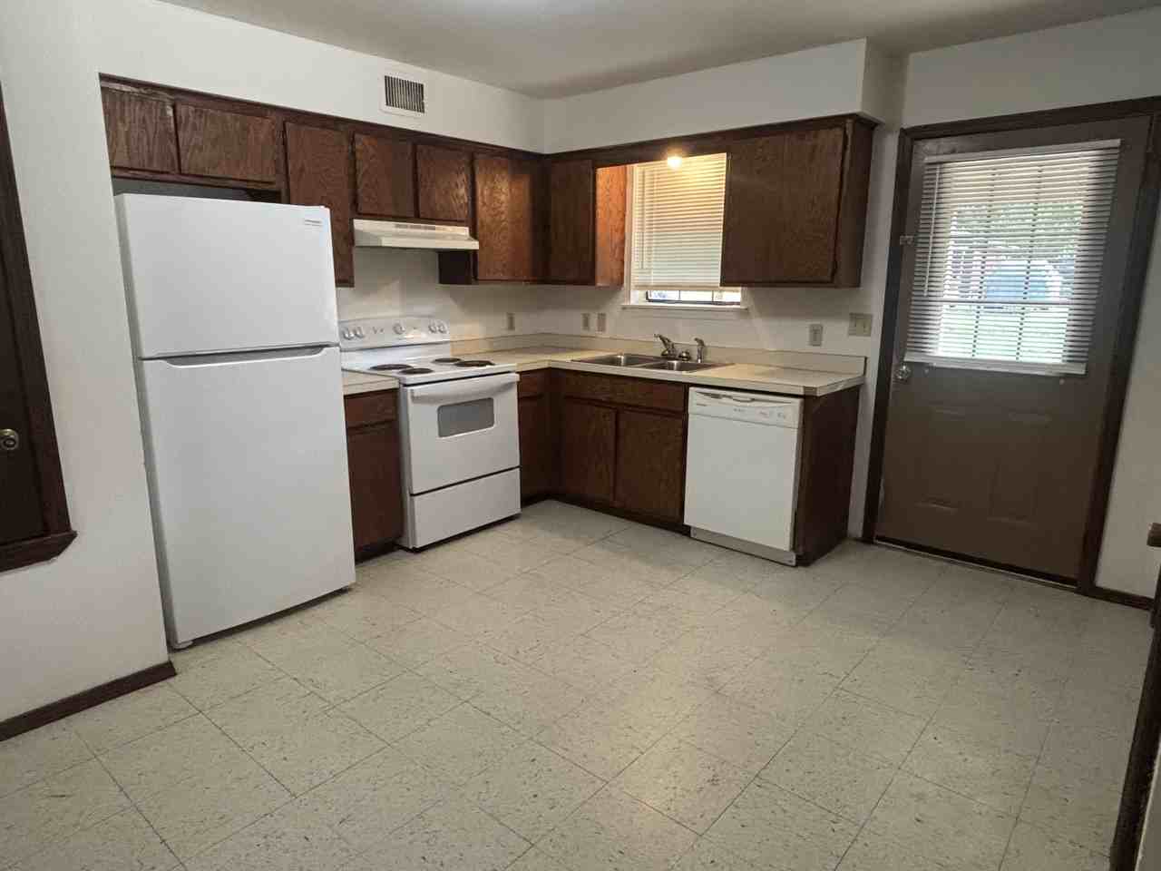 96 Roberts St #8 - Photo 5 of 20