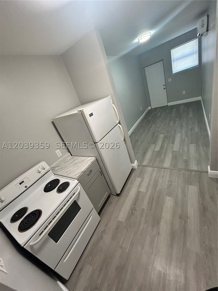 1740 Nw 1st Pl #5 - Photo 3 of 17