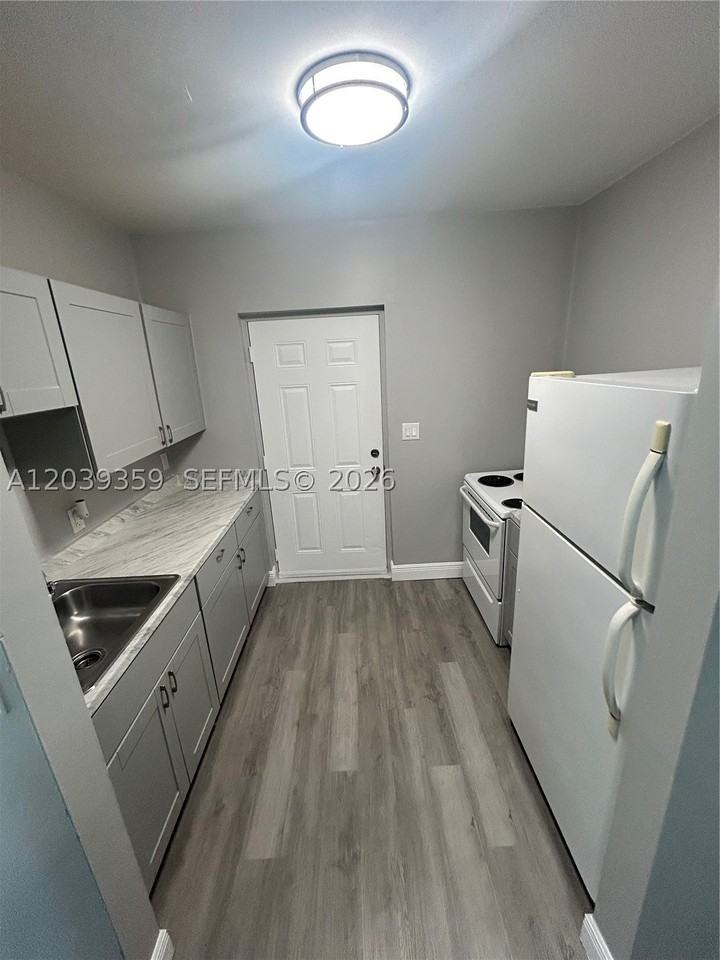 1740 Nw 1st Pl #5 - Photo 4 of 17